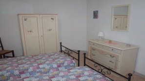 3 habitaciones, tabla de planchar con plancha, wifi y ropa de cama 