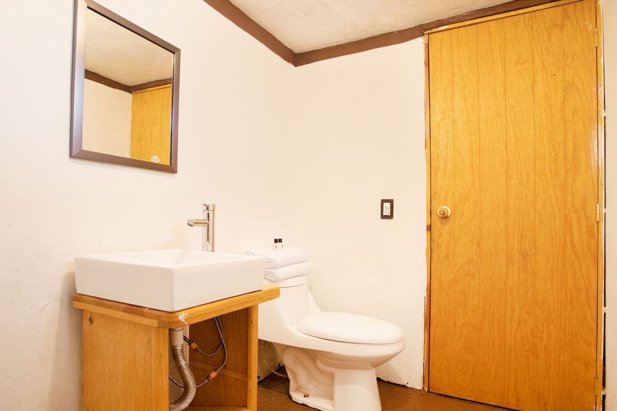 Standard Room, Multiple Beds | Bathroom