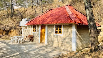 Habitación estándar, varias camas | Ropa de cama