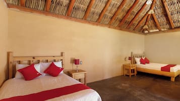 Habitación estándar, 2 camas matrimoniales | Ropa de cama