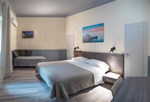 Een bureau, gratis wifi, beddengoed