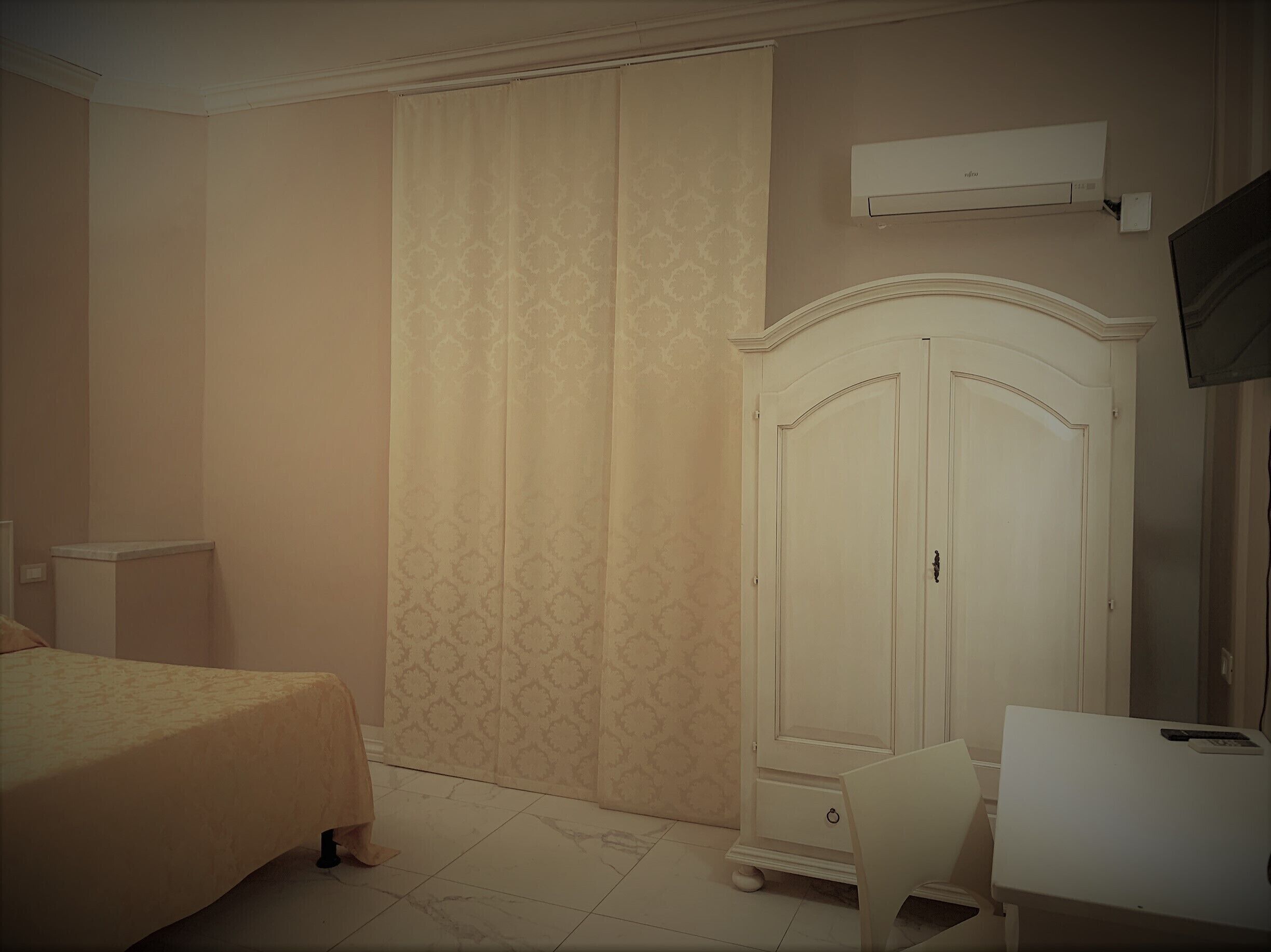 double room | 1 bedroom, desk, free wifi, bed sheets