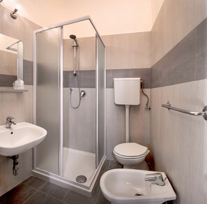 Dusche, Haartrockner, Bidet, Handtücher