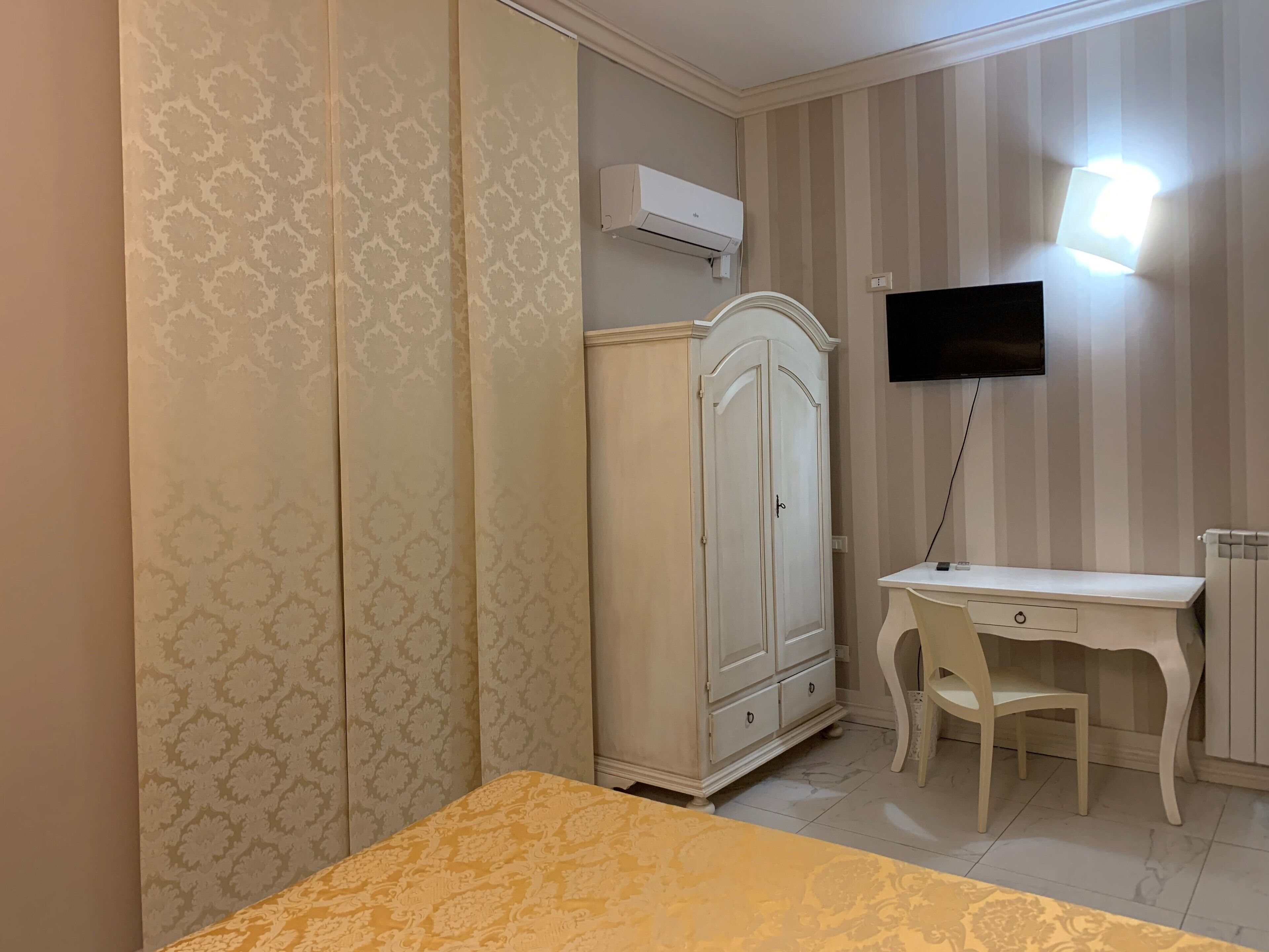 double room | 1 bedroom, desk, free wifi, bed sheets