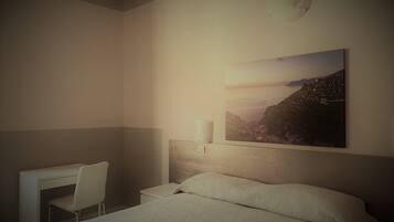 Une chambre à coucher avec un lit, un bureau et une chaise.