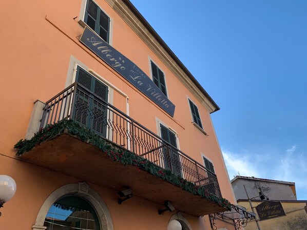 A building with a sign reading "Albergo La Villette" indicating it is a hotel. - Albergo La Villetta (Sarzana)
