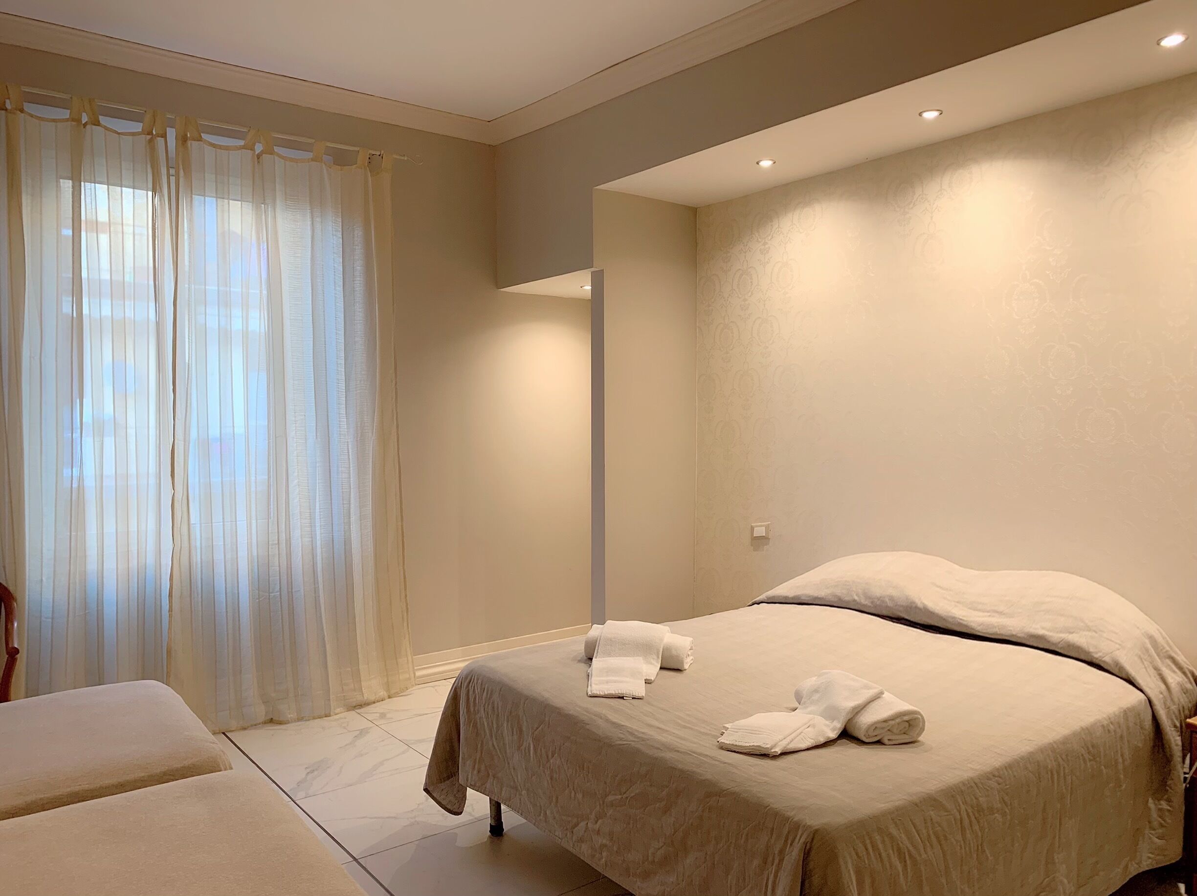 書桌、免費無線上網、床單