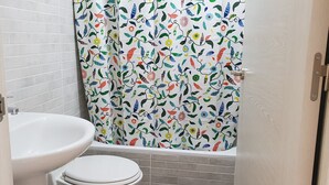 Triple Room, Private Bathroom | Bathroom | Hair dryer (on request), towels, soap, shampoo - Hostal La Estrella (Zaragoza)