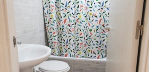 Tremannsrom, privat bad | Bad | Hårføner, håndklær, såpe og sjampo