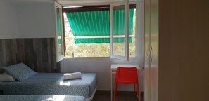 Chambre triple, salle de bain privée | Accès au Wi-Fi (inclus), literie fournie