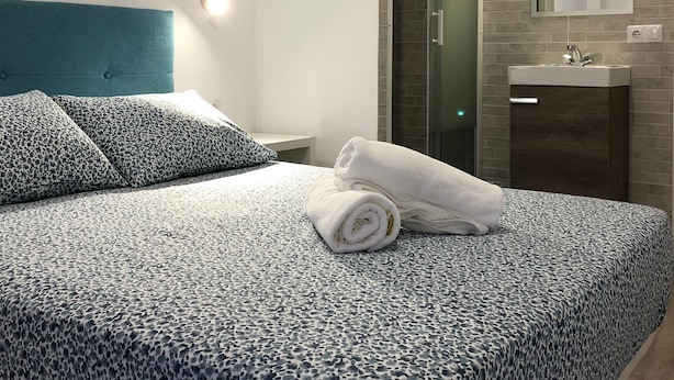 Double Room, Shared Bathroom | Bathroom | Hair dryer (on request), towels, soap, shampoo - Hostal La Estrella (Zaragoza)