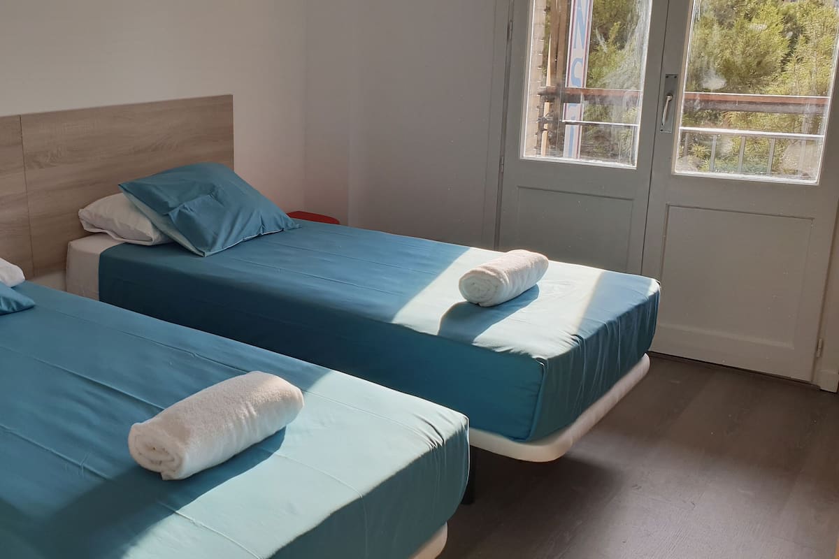 Camera con 2 letti singoli, bagno privato | Wi-Fi gratuito, lenzuola