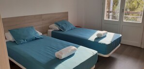 Chambre avec lits jumeaux, salle de bain privée | Accès au Wi-Fi (inclus), literie fournie