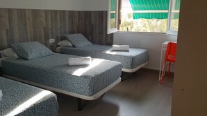 Triple Room, Private Bathroom | WiFi (free), bed sheets - Hostal La Estrella (Zaragoza)