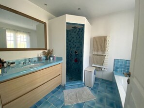 Combined shower/tub, jetted tub, hair dryer, towels - Mediterranean house in southern France (Saint-Jeannet)
