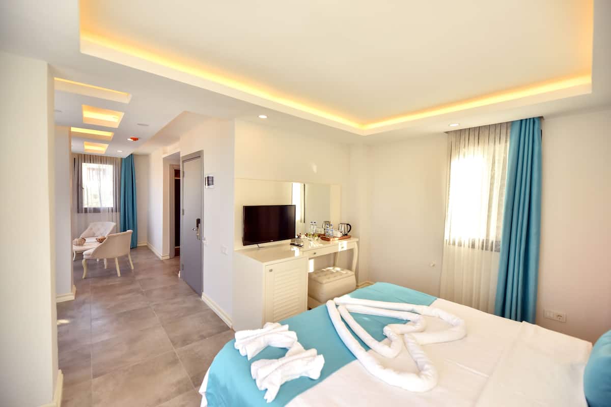 family room,multiple beds,pool view | premium bedding, minibar, in-room safe, laptop workspace