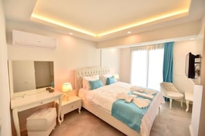 Superior Room,Swimming Pool Access | Ropa de cama de alta calidad y minibar