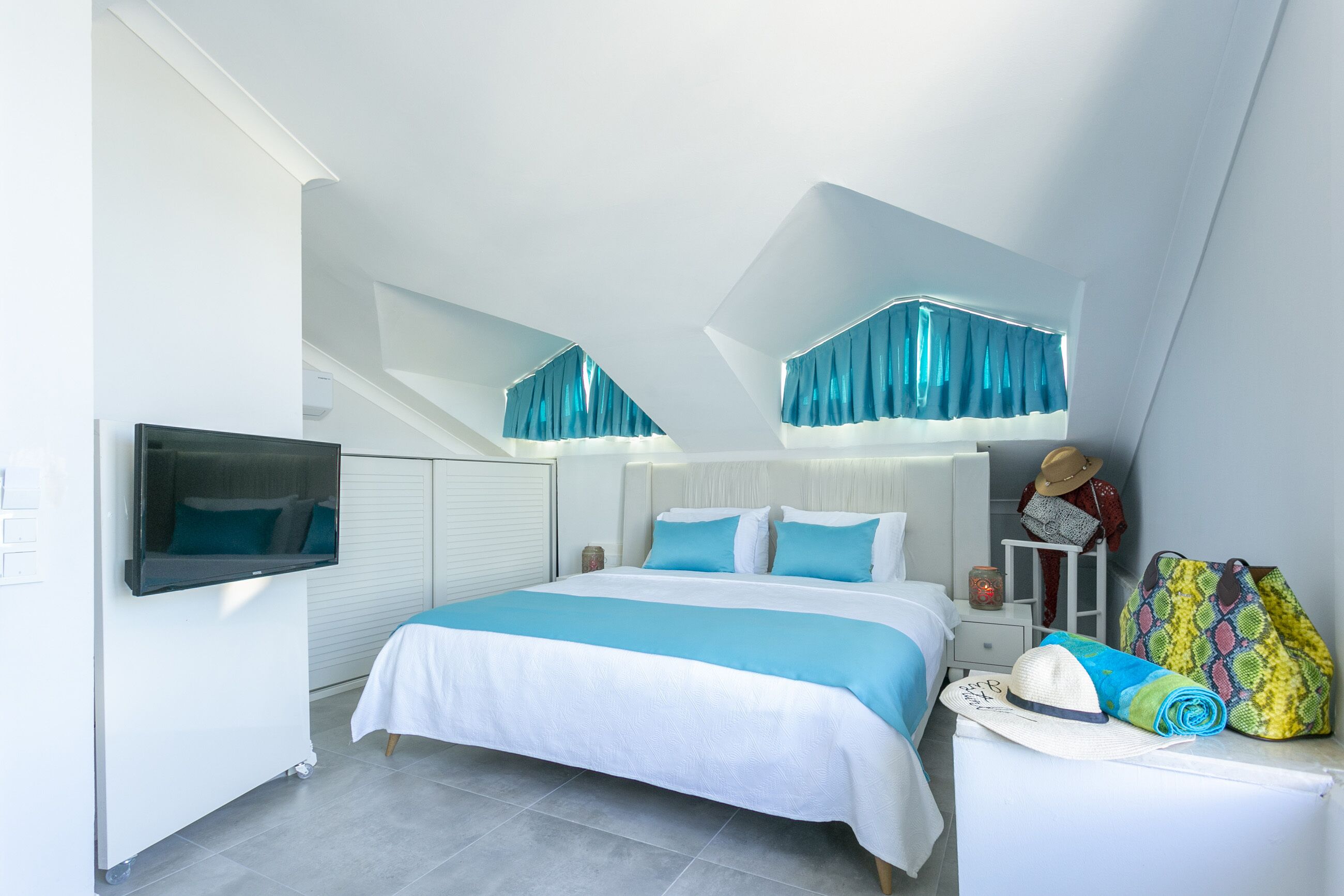 roof room | living area | lcd tv