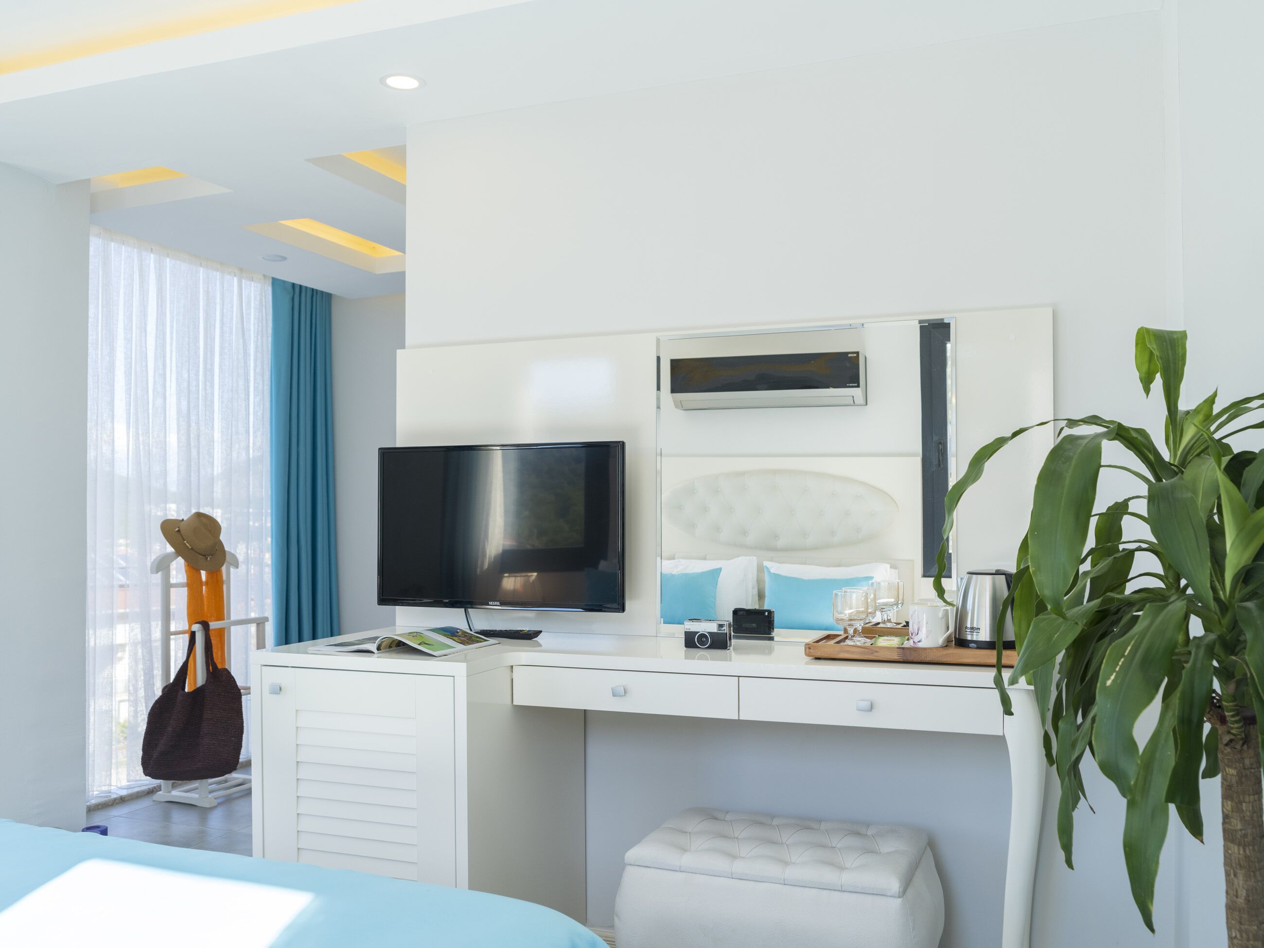 premium bedding, minibar, in-room safe, laptop workspace