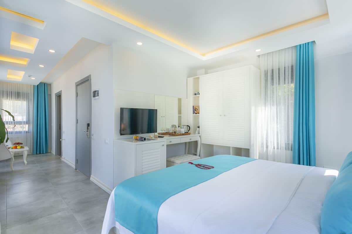 Chambre triple Deluxe, vue sur la piscine | Literie de qualité, minibar, coffre-fort pour ordinateur portable