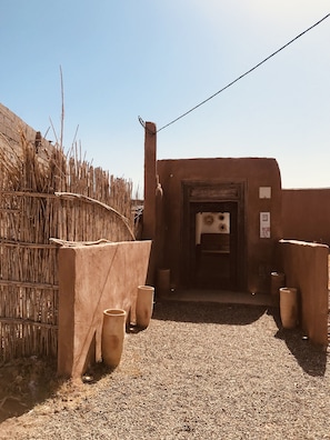 المنشأة من الخارج