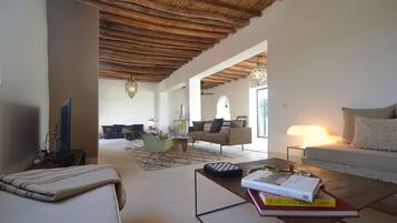 Villa de diseño | Sala de estar | Una televisión de pantalla plana, una chimenea