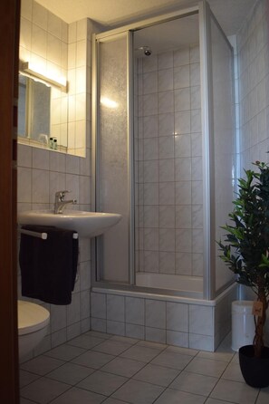 Shower, hair dryer, towels, soap - Hotel Carola (Schoenheide)