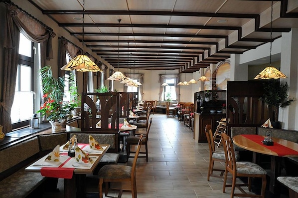 Tägliches Frühstücksbuffet (10 EUR pro Person)