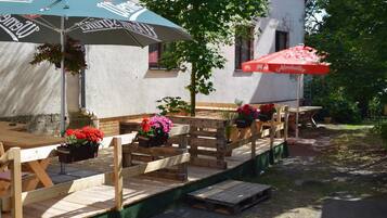 Lunch and dinner served