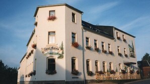 Un edificio blanco con el letrero 