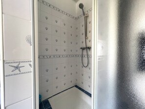 Bathroom - Cozy 3-Star House, Enclosed Garden, Close to Town Center, Wi-Fi, TV, Parking (Perros-Guirec)