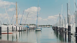 A marina with boats docked at wooden piers, calm water, and a clear sky. - Hotel am Fischmarkt (Konstanz)