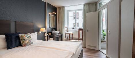 Quarto casal conforto | Cortinas blackout, ferros/tábuas de passar roupa, Wi-Fi de cortesia