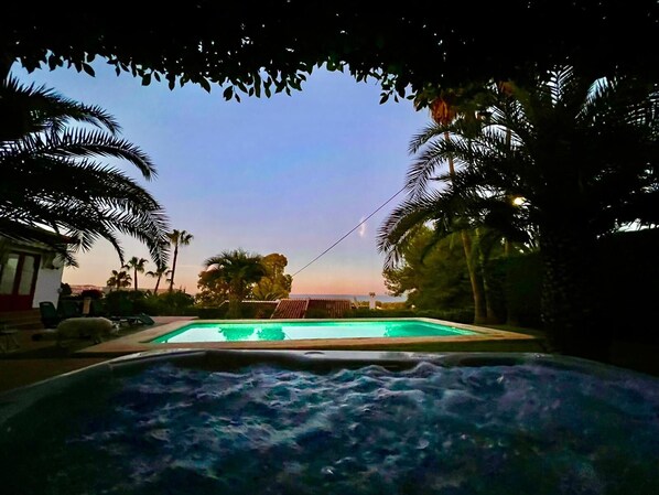 حمّام سباحة خارجي