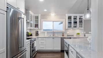 Frigorífico, microondas, horno y placa de cocina