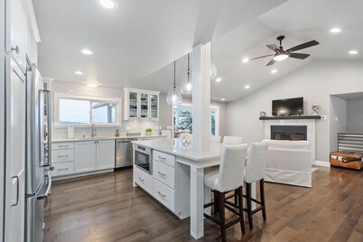 Luxurious home w/ deck & lake views - close to golf, the lake, and skiing