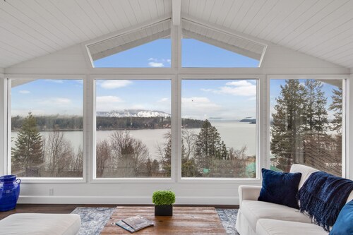 Luxurious home w/ deck & lake views - close to golf, the lake, and skiing