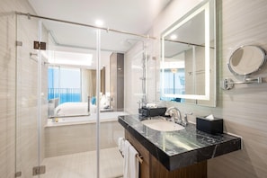 Estudio ejecutivo, tina, vista al mar | Baño | Regadera, regadera tipo lluvia, amenidades de baño gratuitas 