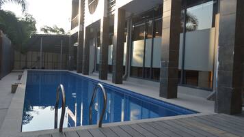 Una piscina al aire libre