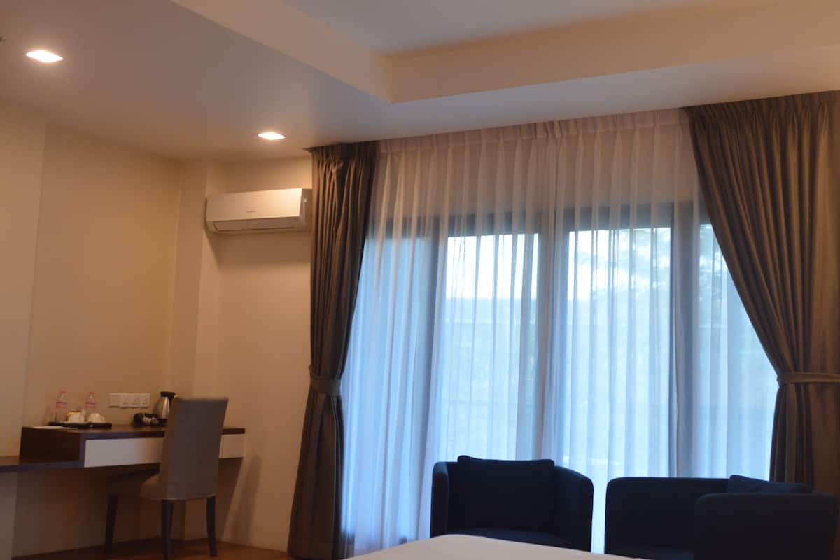 deluxe twin room, balcony | soundproofing, free wifi, bed sheets