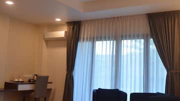 Deluxe Twin Room, Balcony | Soundproofing, free WiFi, bed sheets