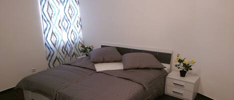 2 makuuhuonetta, työpöytä, Wi-Fi