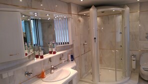 Ensemble baignoire-douche, baignoire à remous, bidet, savon