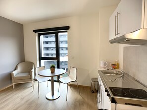 Refrigerador, microondas, placa de cocina, utensilios de cocina