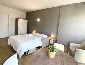 Individually decorated, individually furnished, desk, blackout curtains - Cozy Studio, Open Space, Business & Leisure (Esch-sur-Alzette)