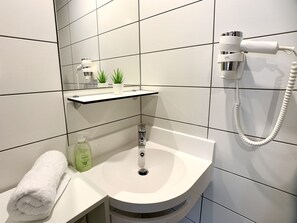 Ducha, secador de pelo, toallas