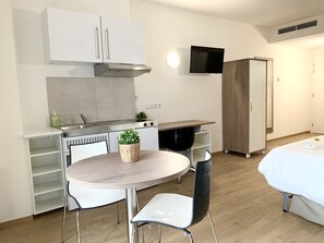 Studio Confort, salle de bain privée | Décor unique, ameublement unique, bureau, rideaux d’obscurcissement