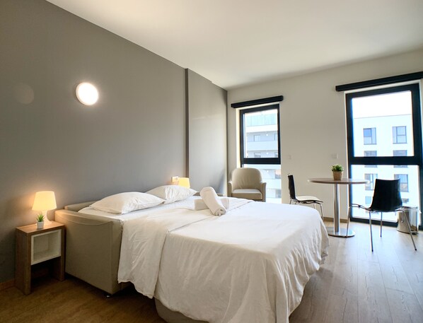 Décor unique, ameublement unique, bureau, rideaux d’obscurcissement