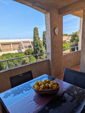 Outdoor dining - Charming apartment 50 meters from the beach (ILE ROUSSE)