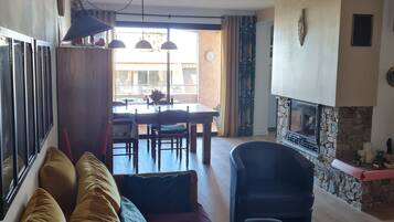 Televisie en een open haard